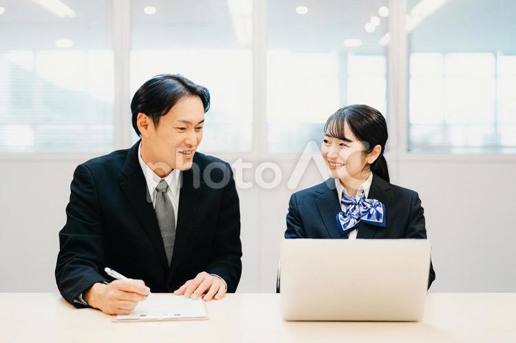 パソコンを使うビジネスシーンの男女 パソコン,相談,研修の写真素材