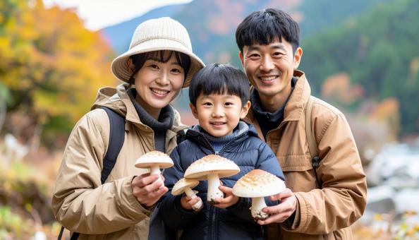 きのこ狩り キノコを収穫して笑顔の家族 きのこ狩り キノコを収穫して笑顔の家族の写真