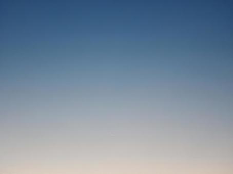 曙の空に溶け込む極細の微かな三日月 曙の空に溶け込む極細の微かな三日月の写真