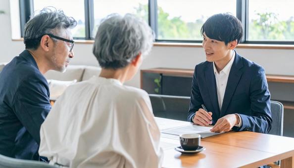 シニア夫婦と営業マン シニア夫婦と営業マンの写真