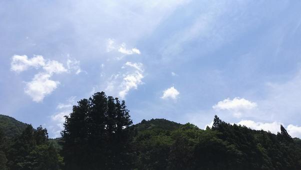 晴れた日の山の風景　静岡 山,青空,白い雲の写真素材