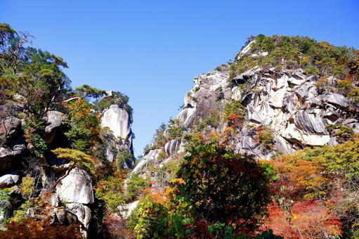 紅葉と青空に映える荘厳な岩山 岩山,渓谷,奇岩の写真素材