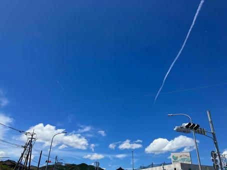 真夏の青空と電線と飛行機雲 真夏の青空と電線と飛行機雲の写真