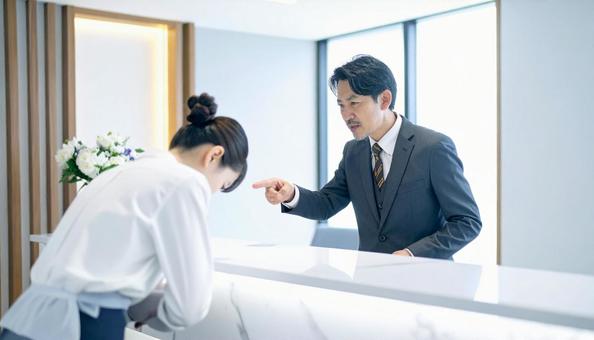 カスハライメージ:深く頭を下げる店員 カスハライメージ:深く頭を下げる店員の写真