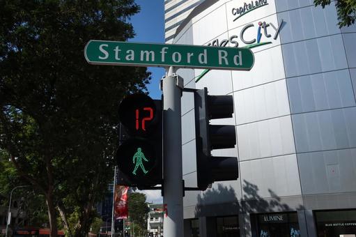 道路標識と信号(シンガポール) 道路標識と信号(シンガポール) シンガポール,スタンフォード,ロードの写真素材