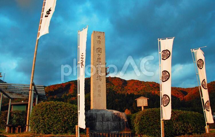 古戦場の碑 古戦場,夕日,山の写真素材
