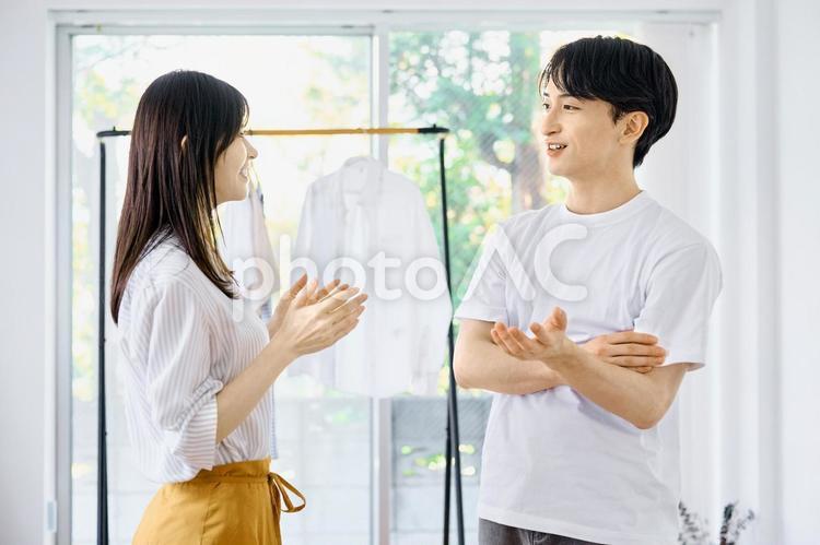 話す夫婦　若いカップル　リビング 夫婦,カップル,話すの写真素材