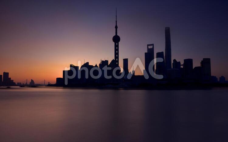 夜明けの上海（２） 上海,朝焼け,夜明けの写真素材