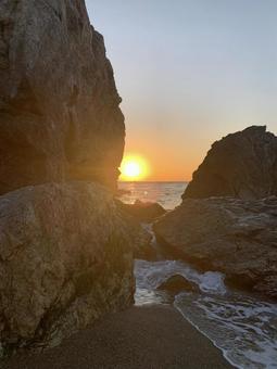 岩の隙間から昇る太陽 岩の隙間から昇る太陽 朝の風景,海,自然の写真素材