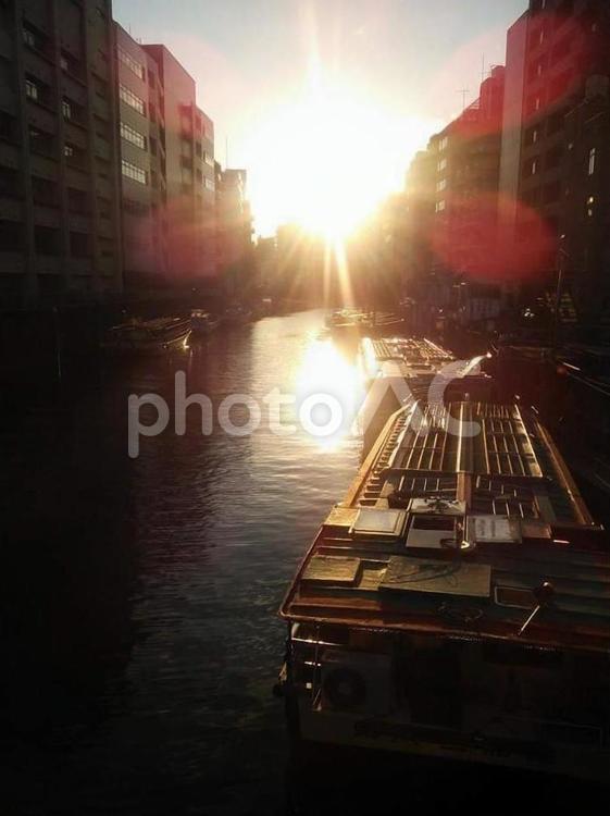 夕日と屋形船 屋形船,夕日,夕焼けの写真素材