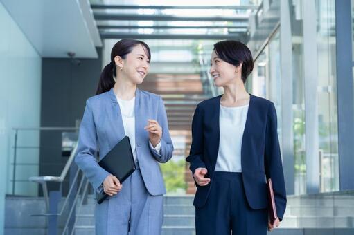 オフィスで仕事をするビジネスウーマン ビジネス,ビジネスウーマン,女性の写真素材