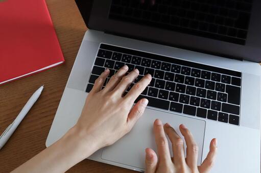 パソコンを使う手元　デスクワーク デスクワーク,パソコン,ビジネスの写真素材