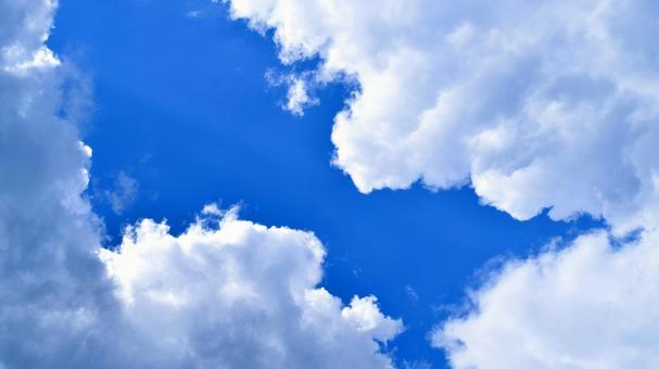 札幌　夏空　雲の隙間 札幌,北海道,空の写真素材