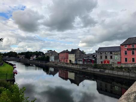 アイルランド、キルケニーの街並みと川 アイルランド、キルケニーの街並みと川 海外,アイルランド,風景の写真素材