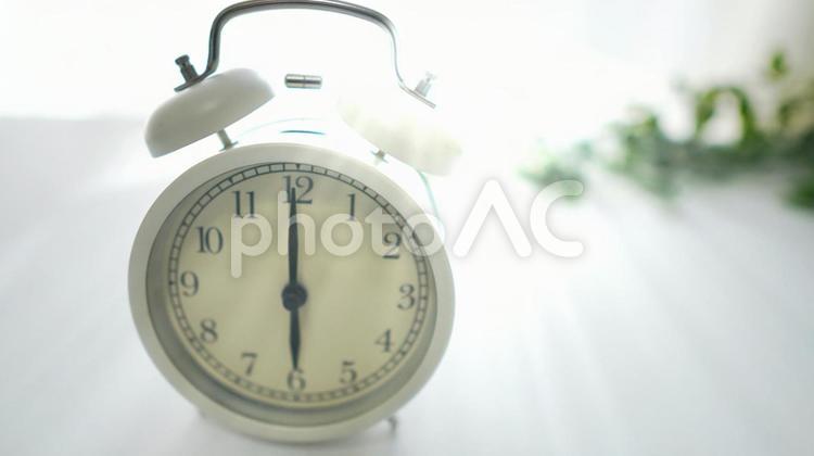 目覚まし時計、朝６時 目覚まし時計,朝,６時の写真素材