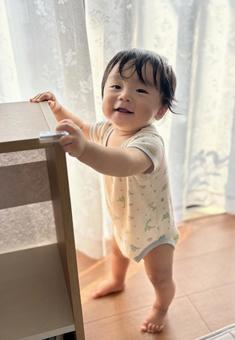 赤ちゃん つかまり立ち 赤ちゃん つかまり立ち 赤ちゃん,つかまり立ち,成長の写真素材