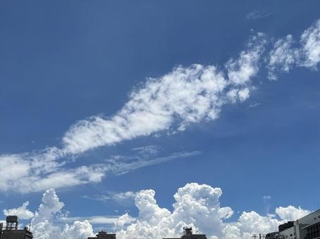夏の青空に浮かぶ雲1の写真