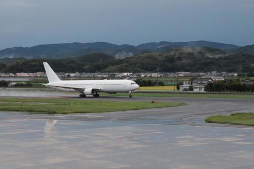 雲間から柔らかな光が差す出雲空港 雲間から柔らかな光が差す出雲空港 飛行機,航空機,旅客機の写真素材