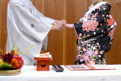指輪交換(和服)04 指輪交換(和服)04 指輪の交換,結婚式,人前式の写真素材