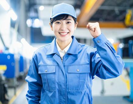 ガッツポーズをする女性作業員 ガッツポーズをする女性作業員の写真