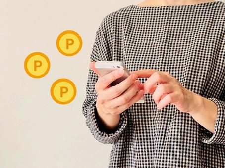 ポイ活をする主婦 ポイ活をする主婦 ポイ活,女性,お小遣い稼ぎの写真素材