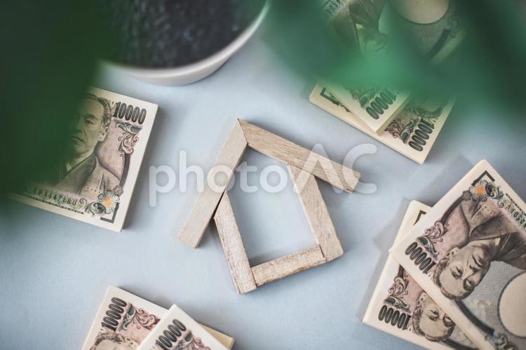 日本円の札束と木製の家 札束,現金,お金の写真素材