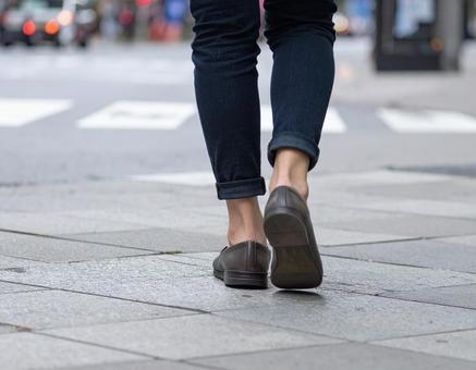 街を歩く女性の足元 街を歩く女性の足元の写真