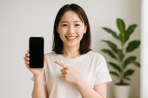 スマホ画面を指差す女性 スマホ画面を指差す女性の写真