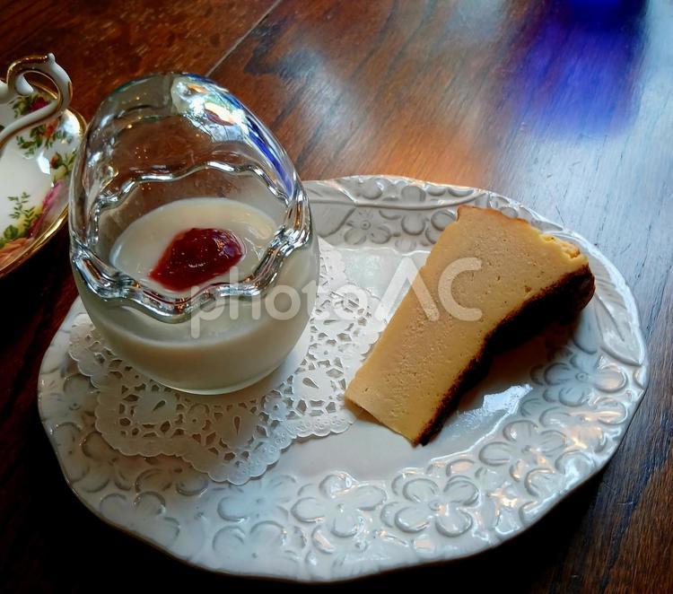 ブランマンジェ苺とバスクチーズケーキ ブランマンジェ,バスクチーズケーキ,ケーキの写真素材