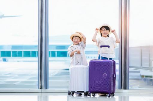 空港で飛行機を待つ子ども 空港で飛行機を待つ子どもの写真