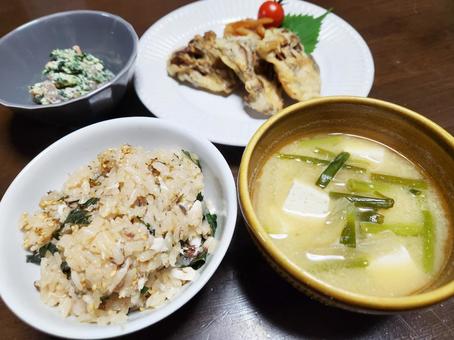 ごはんと味噌汁の夕食 炊き込みご飯,夕食,味噌汁の写真素材