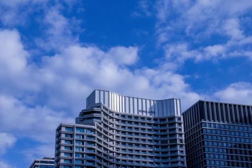 ビルが聳え立つ青空の写真
