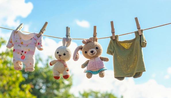 洗濯後に干される熊とウサギのぬいぐるみの写真