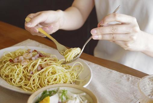 美味しそうなパスタを食べる女性 美味しそうなパスタを食べる女性の写真