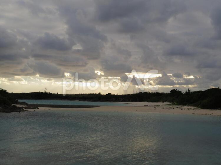 夕暮れの砂浜 砂浜,海,水平線の写真素材
