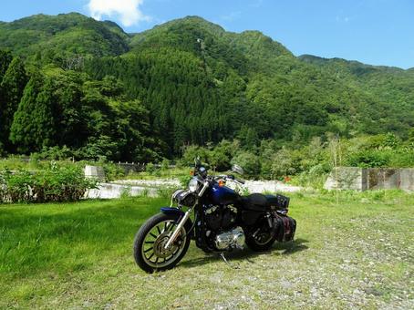 バイクと山麓 バイク,風景,ツーリングの写真素材