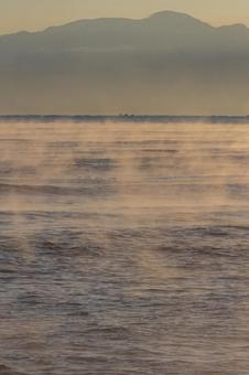 気嵐の海と立山連峰_縦 雨晴海岸,海,冬の写真素材