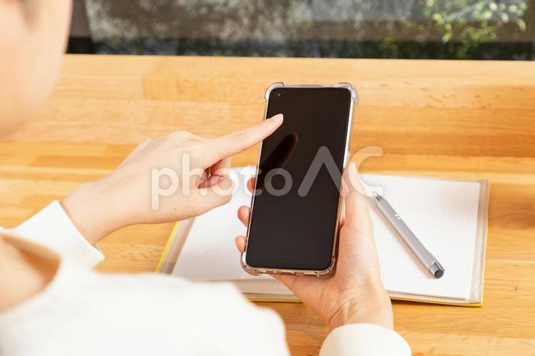 カフェでスマホを操作するアジア人女性02 女性,スマートフォン,snsの写真素材