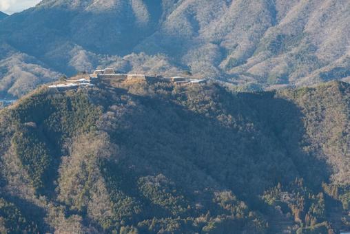 冬の夕暮れに照らされる竹田城跡 冬の夕暮れに照らされる竹田城跡 日本,美しい,風景の写真素材
