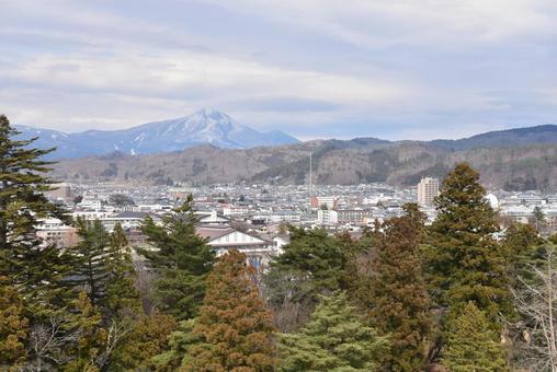 鶴ヶ城の天守から見る飯盛山 奥に磐梯山 鶴ヶ城の天守から見る飯盛山 奥に磐梯山 鶴ヶ城,会津若松城,飯盛山の写真素材