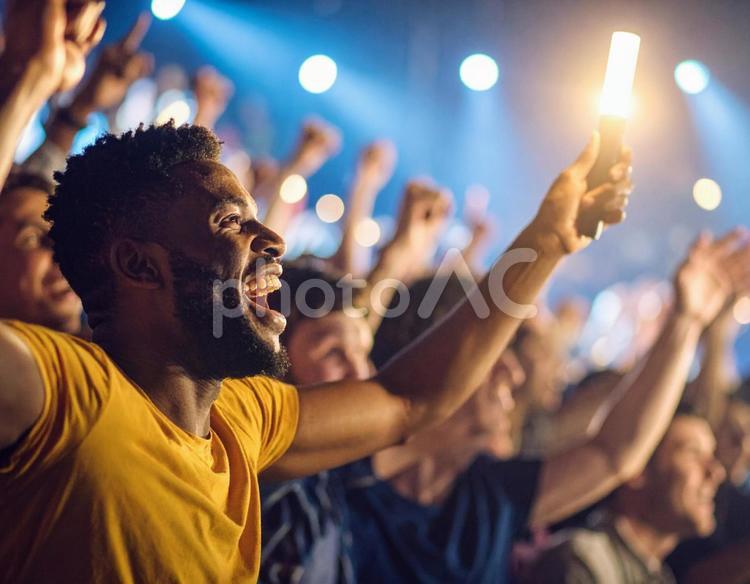 推し活で熱狂する外国人の若い男性 推し活,熱狂,外国人の写真素材