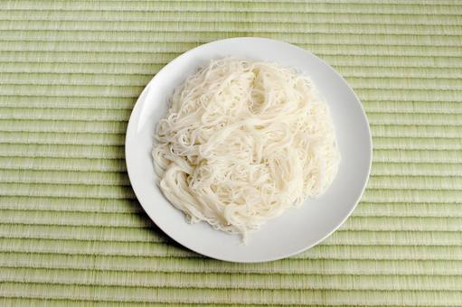 白い皿のそうめん 白い皿のそうめん そうめん,食べ物,麺類の写真素材