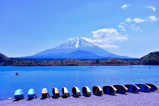 富士山と精進湖 富士山と精進湖の写真