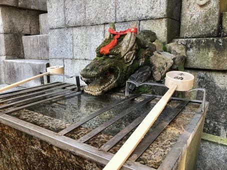 伏見稲荷大社の手水舎（京都府） 伏見稲荷大社,伏見稲荷,手水舎の写真素材