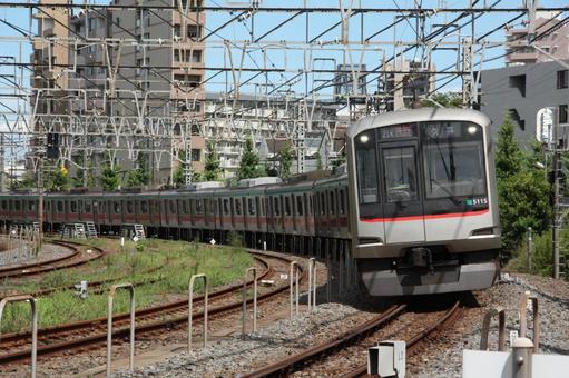 A train going around a curve (Tokyu 5000 series), JPG