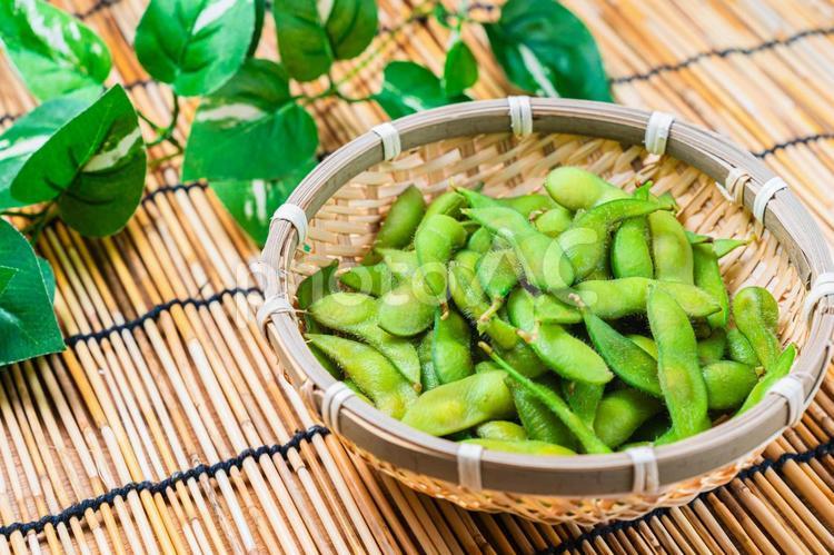 竹すだれと枝豆盛り 枝豆,竹ざる,竹すだれの写真素材