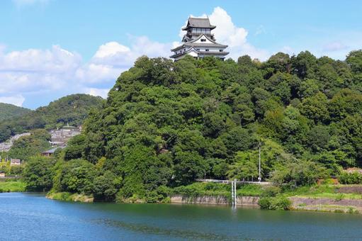 7月下旬の国宝犬山城の天守と木曽川 7月下旬の国宝犬山城の天守と木曽川の写真