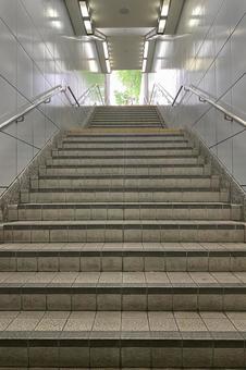 地下通路の出口 地下通路の出口の写真