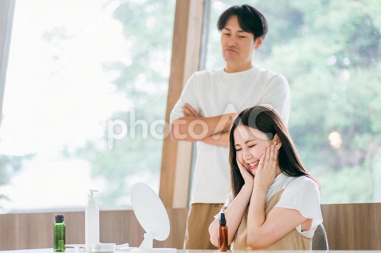 美容にお金をかける女性と怒る男性 美容,美容費,コスメの写真素材