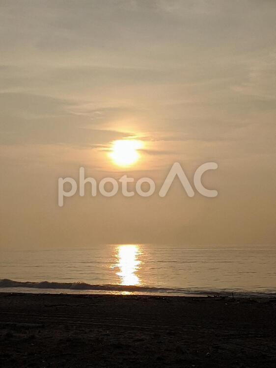 朝日と海と朝焼けのそら 雲,青い,夏の写真素材